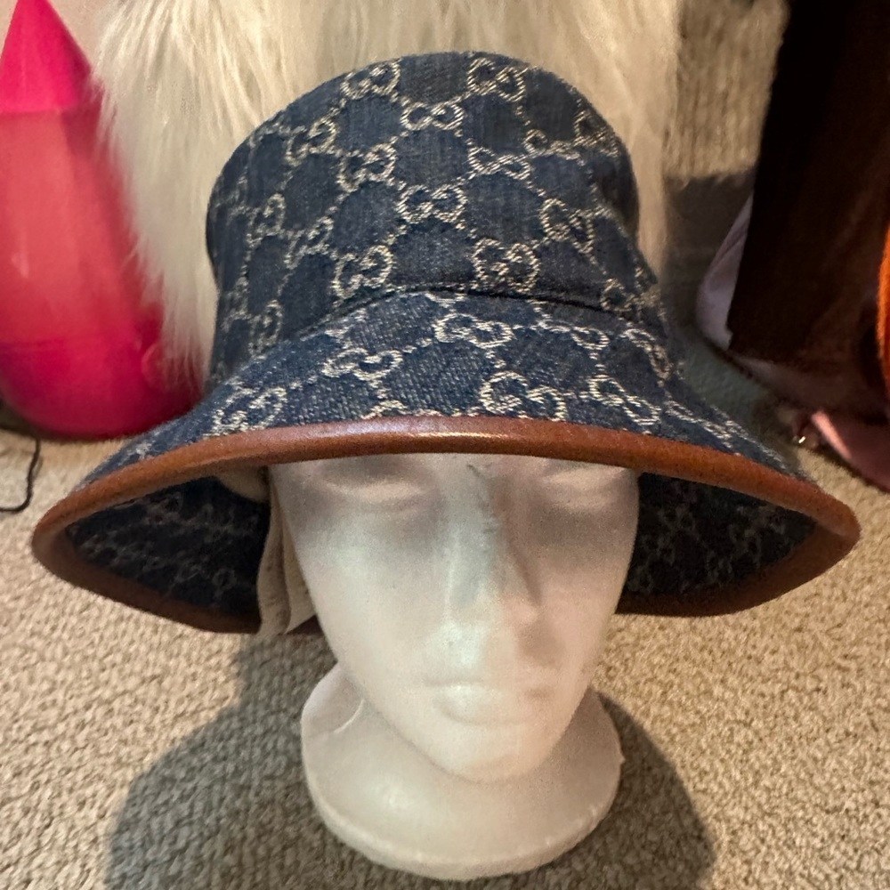 Gucci canvas bucket hat in great condition